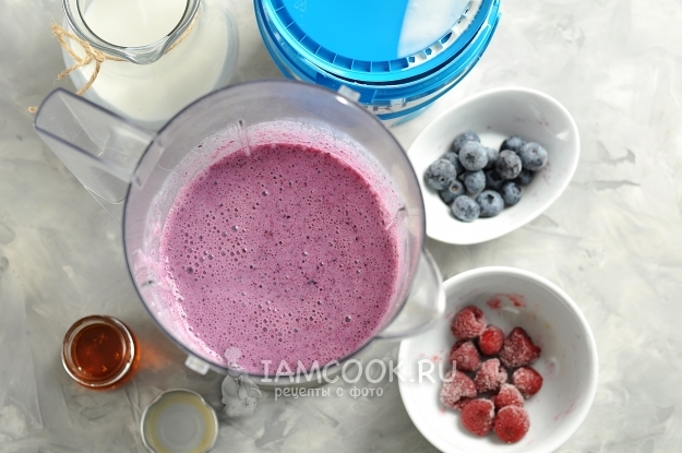 Взбить ягоды с молоком