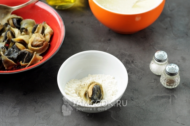 Обвалять рапана в муке