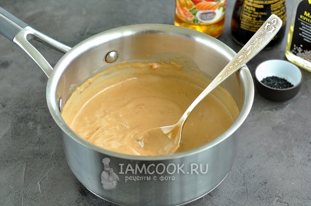 Соединить ореховую пасту с водой