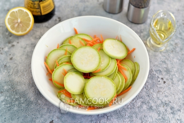 Размешать кабачки с морковью