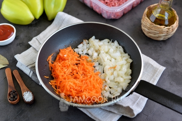 Обжарить лук с морковью