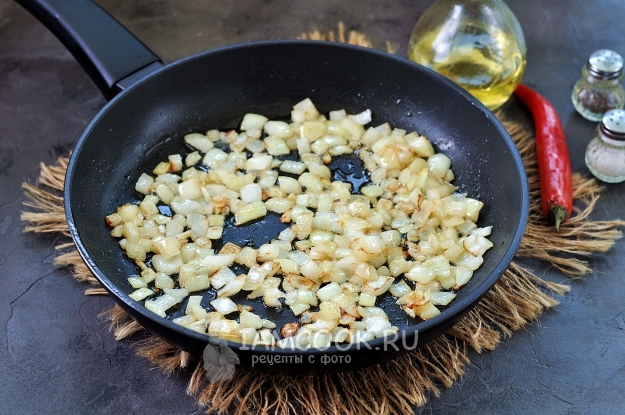 Обжарить лук