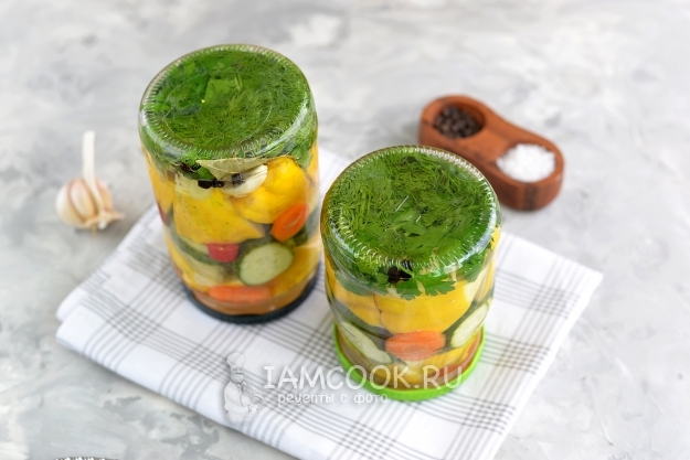 Фото хрустящих маринованных патиссонов с огурцами на зиму