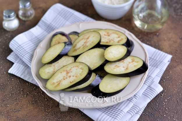 Посыпать баклажаны солью