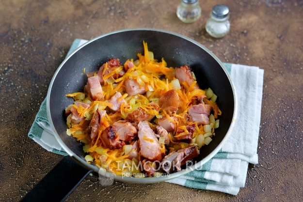 Обжарить лук, морковь и ребрышки