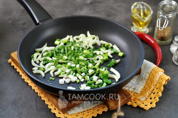 Обжарить сельдерей с луком