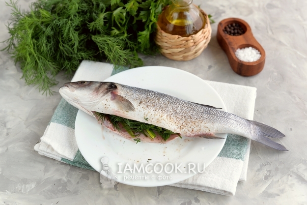 Положить в рыбу зелень