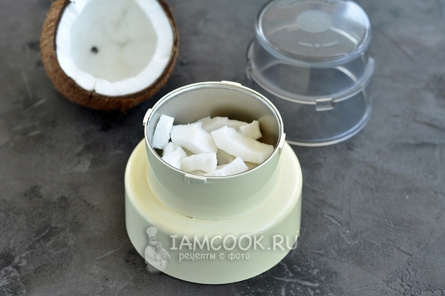 Положить кусочки кокоса в блендер