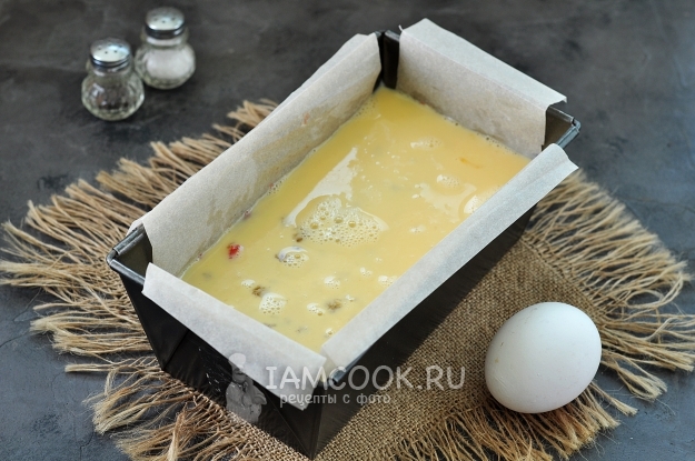 Залить фарш яичной смесью