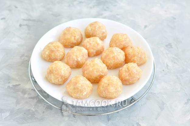 Слепить из фарша шарики