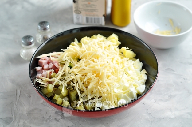 Положить тертый сыр