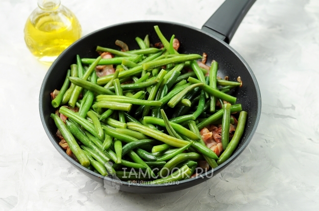 Добавляем стручковую фасоль в сковороду