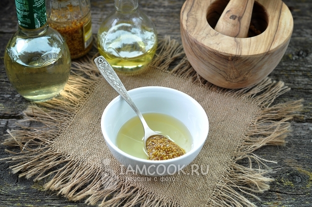 Соединить горчицу, масло и уксус