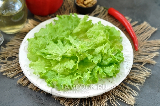 Положить листья салата