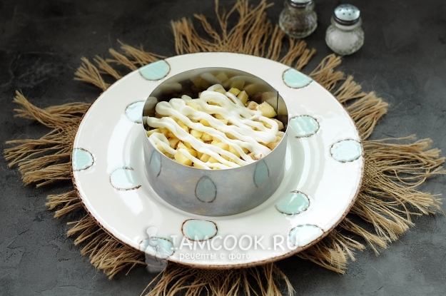 Положить слой яблок