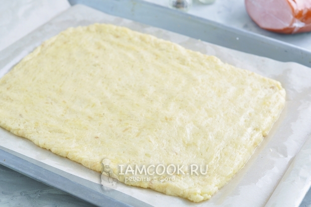 Положить тесто в форму