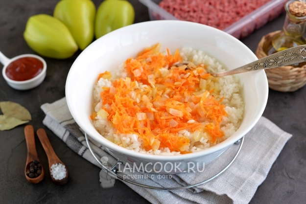 Положить зажарку к рису