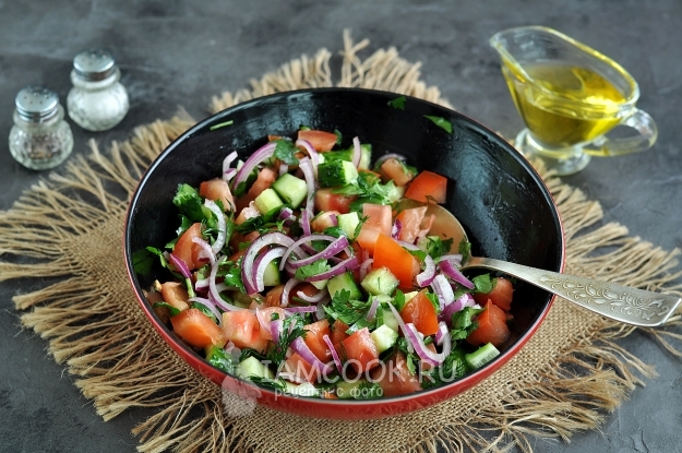 Добавить соль, масло и уксус