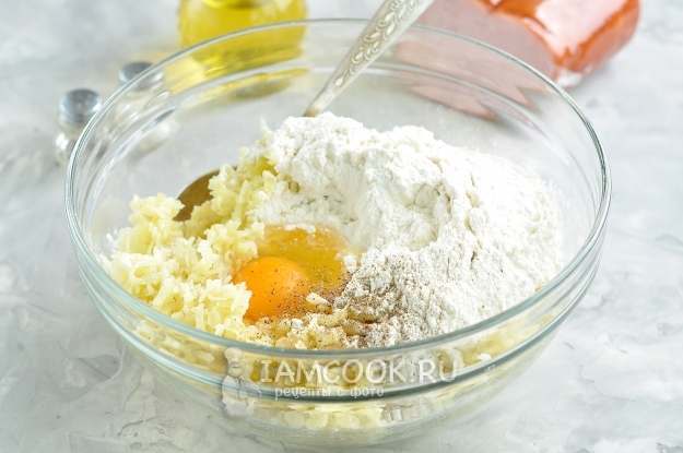 Добавить муку и яйцо