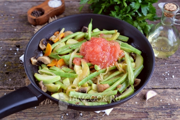 Положить тертые помидоры