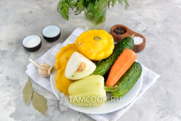 Ингредиенты для хрустящих маринованных патиссонов с огурцами на зиму