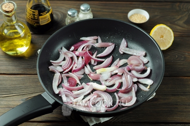 Обжарить лук