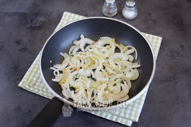 Обжарить лук