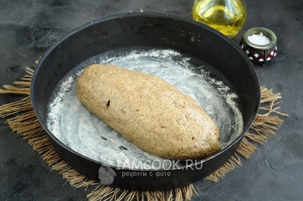 Выложить тесто на противень