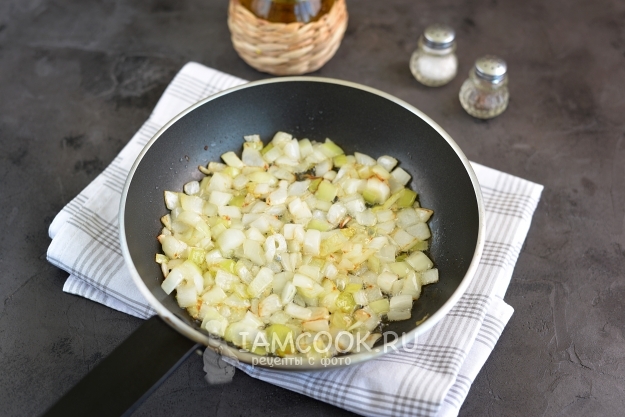 Обжарить лук