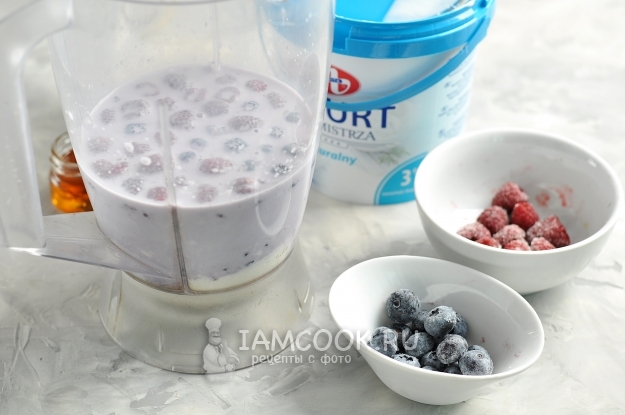 Положить ягоды в молоко