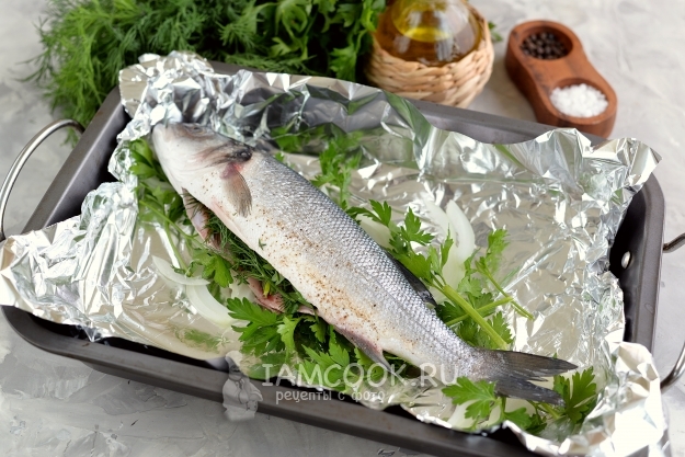 Положить рыбу на фольгу