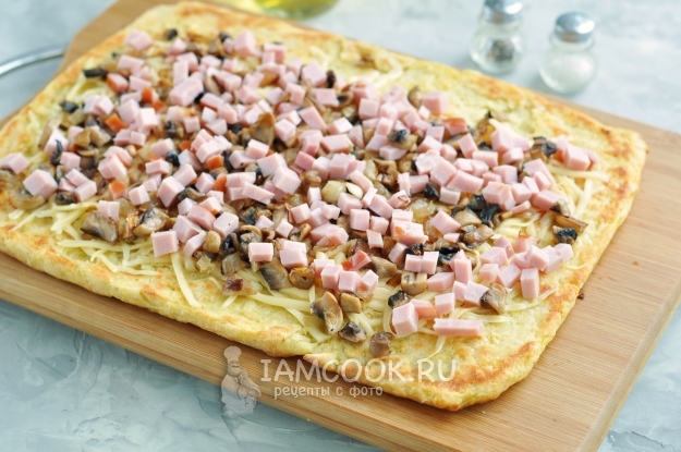 Положить на тесто начинку