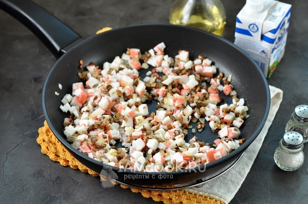 Положить крабовые палочки