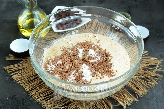 Добавить соду, семена, масло и муку