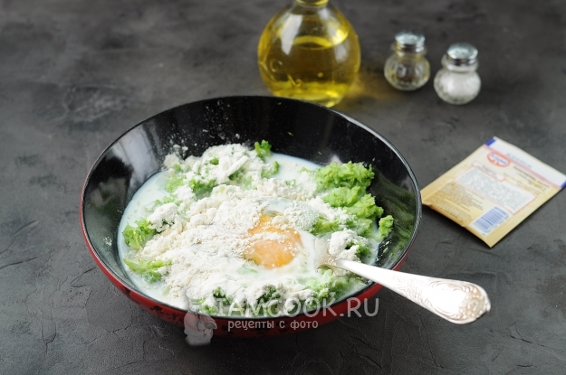 Добавить яйцо, молоко и муку