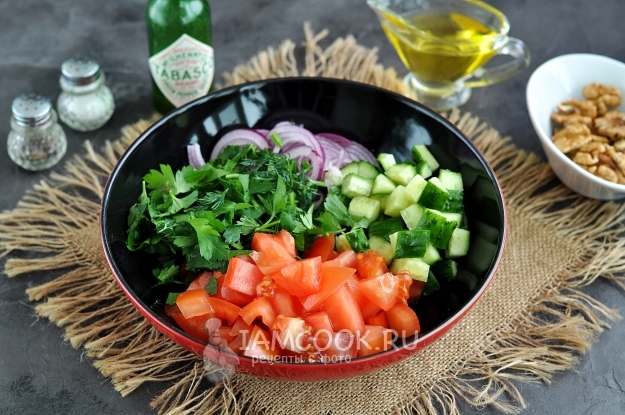 Добавить лук и зелень