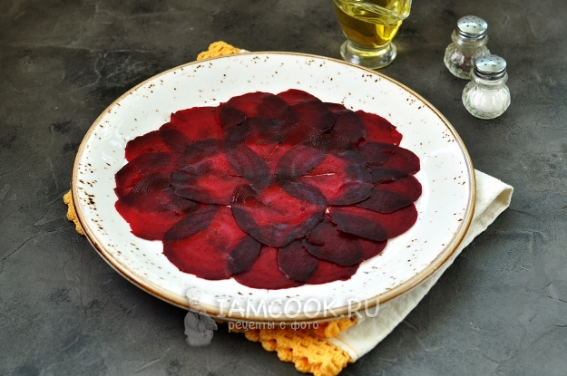Выложить на блюдо свеклу