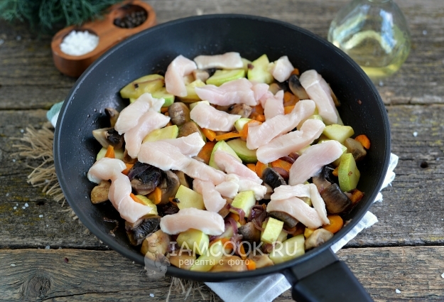 Положить куриное филе