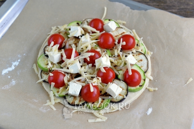 Положить помидоры и сыр