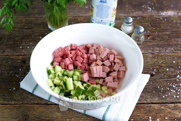 Порезать огурцы и колбасу