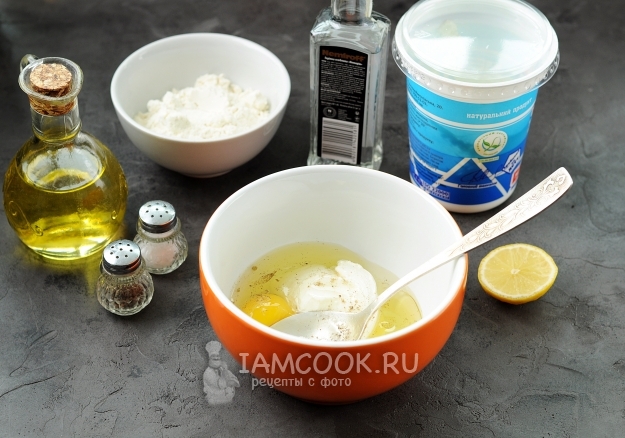 Соединить сметану и яйцо