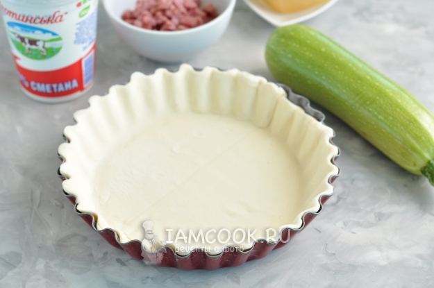 Выложить тесто в форму