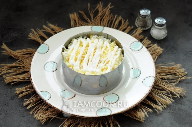 Положить слой яиц