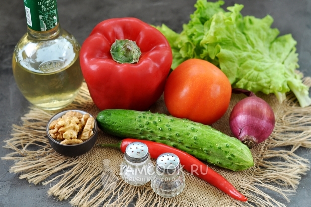 Ингредиенты для грузинского салата с ореховой заправкой