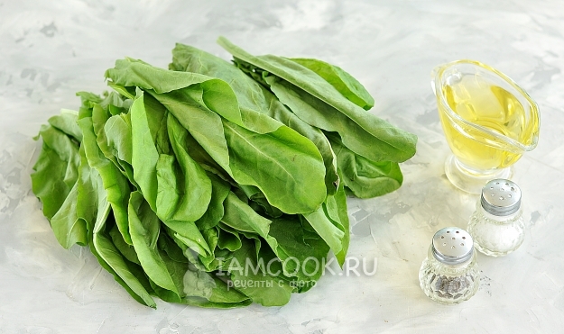 Срезать со щавеля стебли