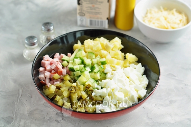 Добавить огурцы и яйца