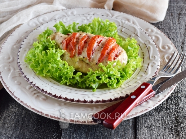 Куриная грудка с помидорами в фольге, рецепт с фото