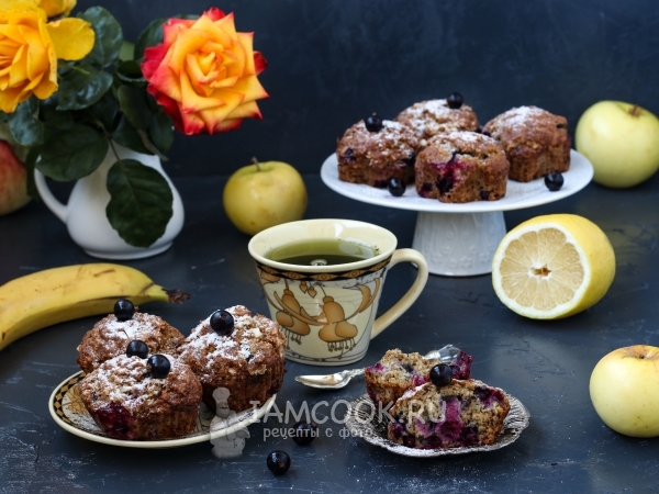 Веганские маффины с бананом, яблоком и смородиной, рецепт с фото