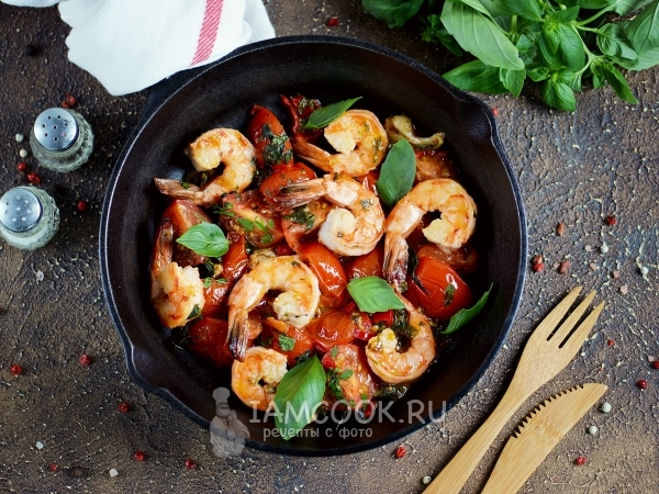 Тигровые креветки, жаренные с помидорами и чесноком, рецепт с фото