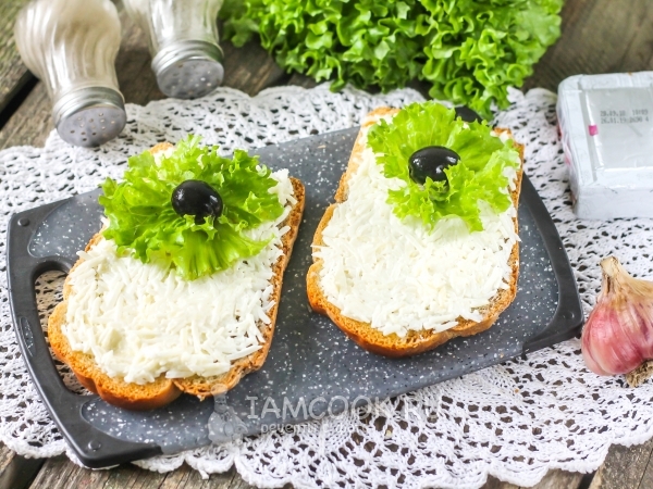 Бутерброды с плавленым сыром и чесноком, рецепт с фото